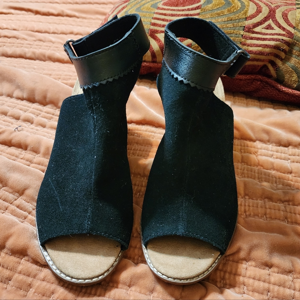 Tom's ladies black suede open toe boots Heel sandal shoes size 7.5